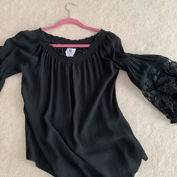 On or off the shoulders - Picture 1 of 4